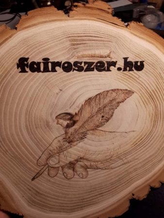 Egyedi tábla, fatörzs szeletre gravírozott