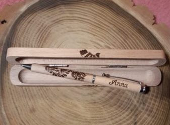 Egyedi fa tolltartó (kerekített) - fa tollal