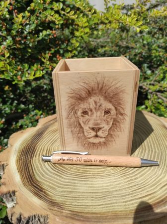 Egyedi fa ceruzatartó - oroszlán grafikával - idézettel