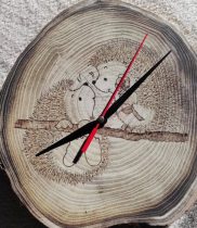 Fatörzsre gravírozott - Szerelmes sünik egyedi falióra