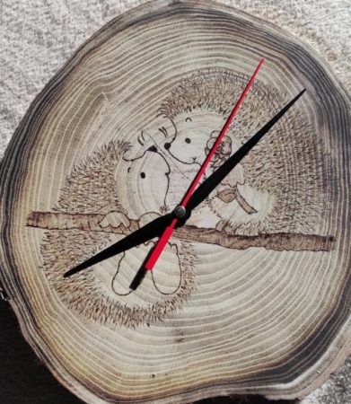Fatörzsre gravírozott - Szerelmes sünik egyedi falióra