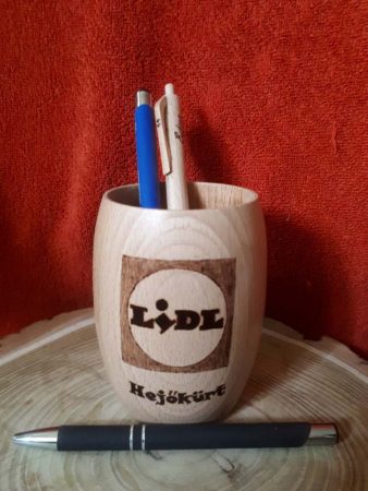 Logóval készített egyedi toll és ceruzatartó - LIDL